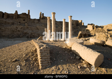 Le pareti del contenitore e pilastri in città esterna al tempio del faraone Ramesse III, Medinet Habu, West Bank, Luxor Egitto Foto Stock