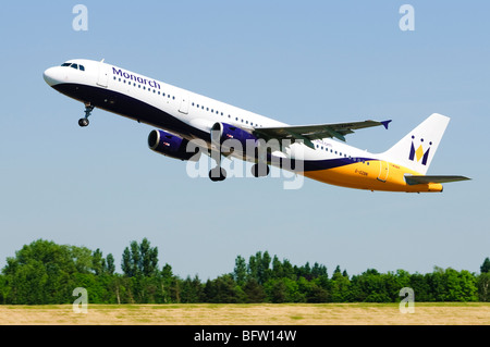 Airbus A321 azionato da Monarch Airlines in decollo all'Aeroporto di Birmingham, UK. Foto Stock