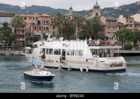 Una barca di crociera con i turisti a bordo è di attracco al molo di Santa Margherita Ligure, Italia. Foto Stock