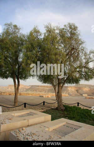 Israele, settentrionale del Negev Montagna. Le tombe di David Ben-Gurion e Paula Ben-Gurion: un giardino paesaggistico nel deserto Foto Stock