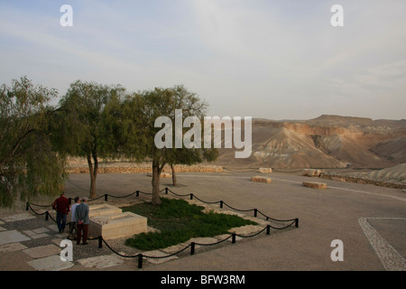 Israele, settentrionale del Negev Montagna. Le tombe di David Ben-Gurion e Paula Ben-Gurion: un giardino paesaggistico nel deserto Foto Stock