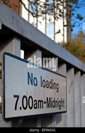 British cartello stradale che indica assenza di caricamento 7am a mezzanotte, a Kingston upon Thames Surrey, Inghilterra Foto Stock