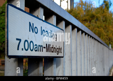 British cartello stradale che indica assenza di caricamento 7am a mezzanotte, a Kingston upon Thames Surrey, Inghilterra Foto Stock