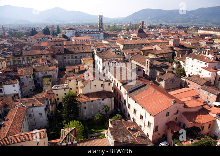 Una vista sui tetti di Lucca per le montagne distanti Foto Stock