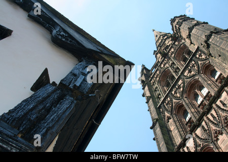 Bayley Lane a Coventry, Inghilterra, Regno Unito. Sulla sinistra è l'angolo di un inizio di Tudor fila di cottages. Dietro è la vecchia cattedrale. Foto Stock