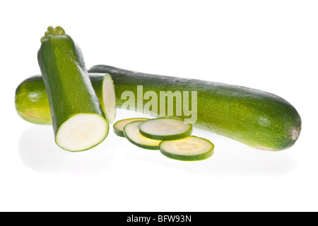 Le fette di zucchine zucchine o isolati su sfondo bianco Foto Stock