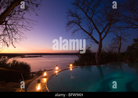 Il River Club Lodge, tramonto sul fiume Zambesi e nello Zambia. Foto Stock