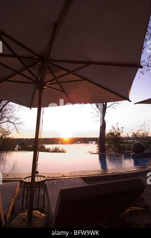 Il River Club Lodge, tramonto sul fiume Zambesi e nello Zambia. Foto Stock