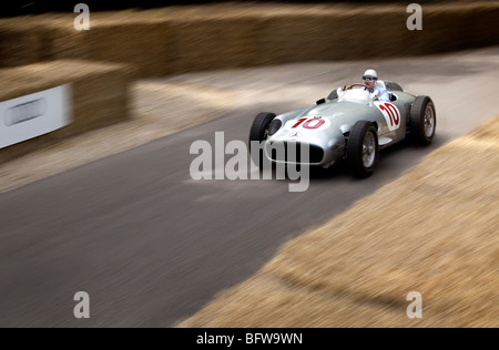 Mercedes W154 GP racing auto a velocità a Goodwood Festival guidato da Sir Stirling Moss Foto Stock