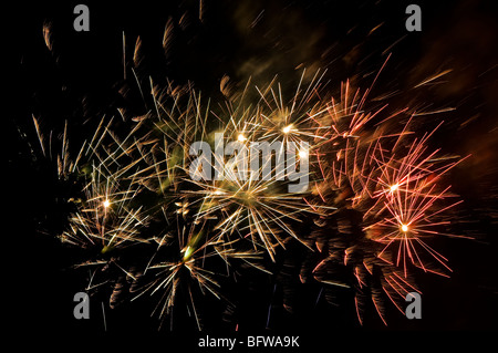 Fuochi d'artificio nel cielo notturno England Regno Unito Regno Unito GB Gran Bretagna Foto Stock