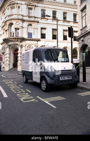 Erogazione elettrica van essendo caricato fino a Strøget power point. London REGNO UNITO Foto Stock