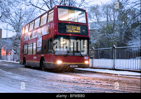 London Bus parcheggiato presso la fermata nella neve. Camden Londra 2007 Foto Stock