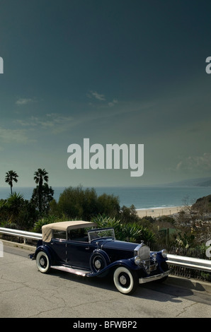 Il tardo Phill Hill al volante della sua concours vincere 1931 Le Baron Pierce Arrow in Santa Monica California. Foto Stock