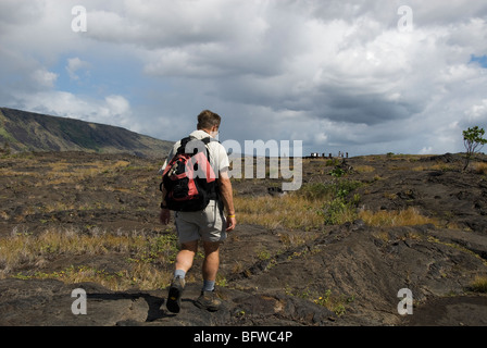 Mike Vining en route per Pu'u Loa incisioni rupestri Parco Nazionale dei Vulcani delle Hawaii Hawaii USA Foto Stock