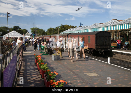 Spitfire vola sopra 1940s Fayre sulla North Norfolk ferroviaria linea di papavero a Sheringham Foto Stock