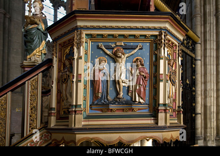 Scolpita e dipinta di revival gotico pulpito utilizzato dall arcivescovo in occasioni speciali la Cattedrale di Canterbury Kent England Foto Stock