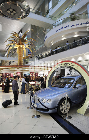 Auto di lusso per vincere nel duty free shop, l'aeroporto internazionale di Dubai Foto Stock