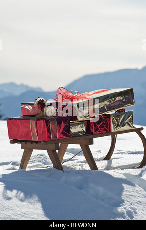 Sleigh con presenta nel paesaggio innevato Foto Stock