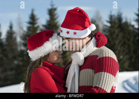 Matura in abito di Natale abbracciando Foto Stock