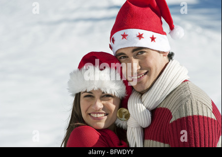 Matura in abito di Natale abbracciando Foto Stock