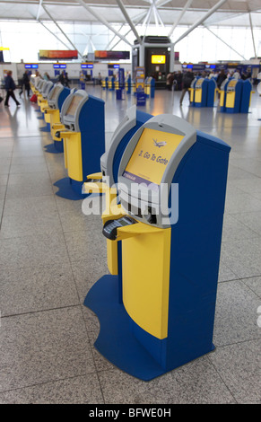 Apparecchi di check-in self-service all'Aeroporto Stansted di Londra Foto Stock