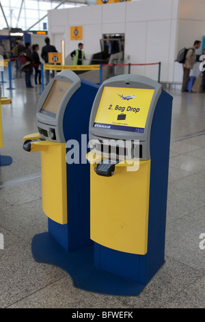 Apparecchi di check-in self-service all'Aeroporto Stansted di Londra Foto Stock