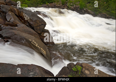 Rapide e le onde stazionarie in Onaping fiume sopra la cascata, maggiore Sudbury, Ontario, Canada Foto Stock