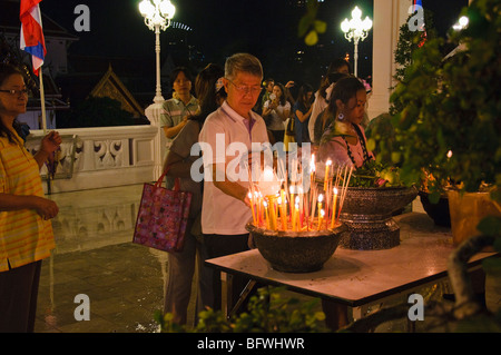 Asalha Puja Holiday, Buddha giorno, tempio Wat Yan Nawa, Bangkok in Thailandia. Foto Stock