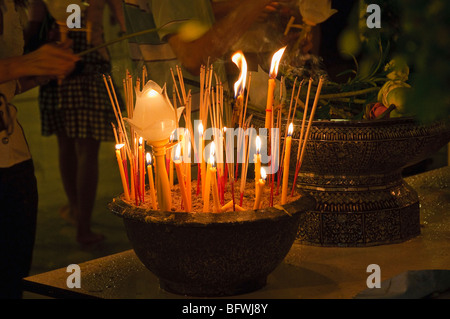 Asalha Puja Holiday, Buddha giorno, tempio Wat Yan Nawa, Bangkok in Thailandia. Foto Stock