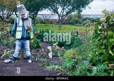 Una casa fatta spaventapasseri in un paese di lingua inglese giardino Foto Stock