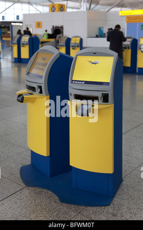 Apparecchi di check-in self-service all'Aeroporto Stansted di Londra Foto Stock