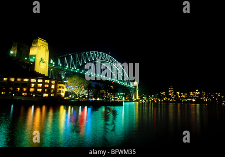 Il Ponte del Porto di Sydney durante la notte con le luci accese Foto Stock