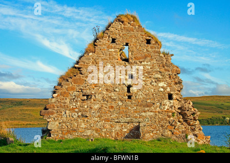 Le rovine di una casa a Finlaggan, una volta che la sede dei Signori di isole. Islay, Scozia Foto Stock