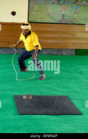 Malay Top di filatura, o malese uomo Spinning Tops, Kota Bahru, Malaysia Foto Stock