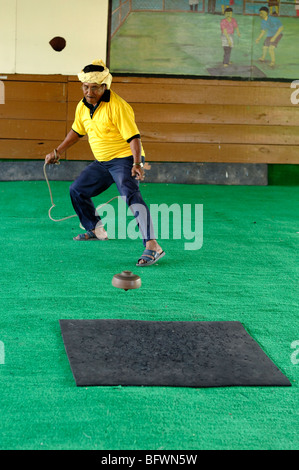 Malay Top di filatura, o malese uomo Spinning Tops, Kota Bahru, Malaysia Foto Stock