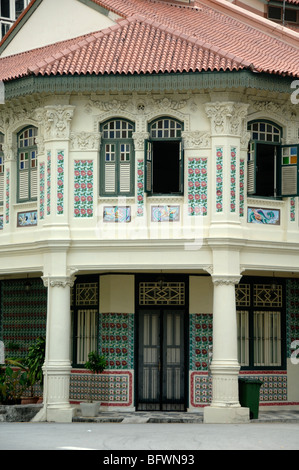 Restaurato storico Peranakan Cinese o Stretto Cinese, casa decorata con piastrelle e pareti dipinte, Little India, Singapore Foto Stock