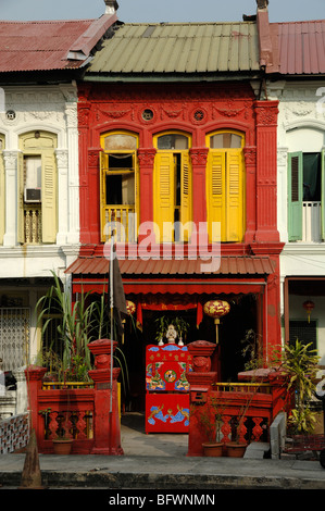 Colorato Red Chinese Shophouse, Terrazza o Terraced House con persiane gialle e giardino Santuario o Tempio cinese, Little India, Singapore Foto Stock