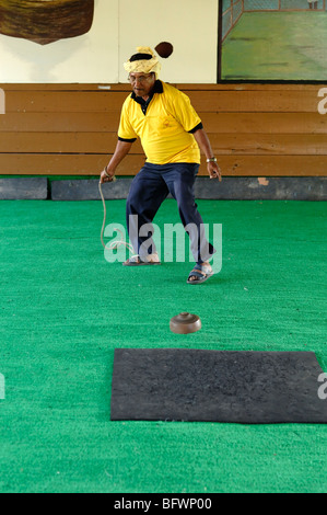 Malay Top di filatura, o malese uomo Spinning Tops, Kota Bahru, Malaysia Foto Stock