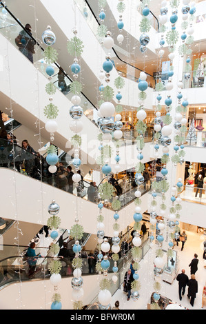 Shopping di Natale decorazioni in John Lewis department store, London, England, Regno Unito Foto Stock