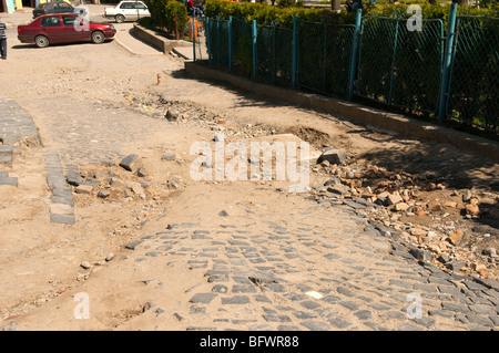 Strada di ciottoli in cattivo stato in Sighisoara Romania Europa orientale Foto Stock