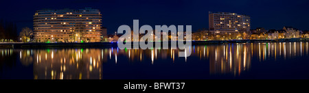 Di notte, una vista panoramica di blocchi residenziali a fianco del lago Allier (Vichy - Auvergne - Francia). Foto Stock