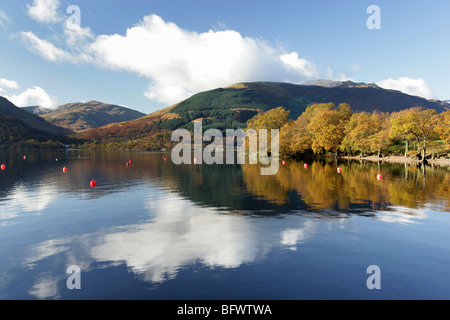 Area di Loch Lomond, Scozia. Colorati autunnali vista panoramica di Loch Lomond, guardando ad ovest verso Inverbeg da Rowardennan. Foto Stock