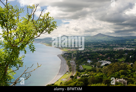 Vista sulla baia di Killiney da Killiney Hill, Dublino, verso le montagne di Wicklow Foto Stock