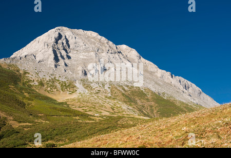 Espigüete, un elevato picco di calcare nei Monti Cantabrici nel nord della Spagna Foto Stock