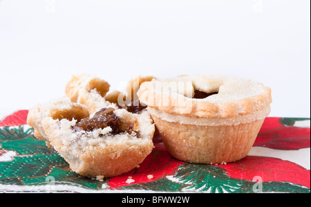 Dolci pasticci di carne macinata in appoggio sul Natale tovaglioli a tema Foto Stock