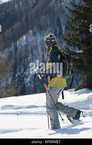 Giovane uomo nella neve escursioni Foto Stock