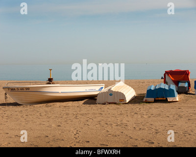 Barche di pescatori sulla spiaggia di Torremolinos, Andalusia in Spagna Foto Stock