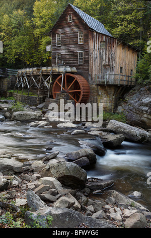 Glade Creek, lo storico stabilimento in legno di Grist Mill Babcock State Park, sulla scogliera della Virginia Occidentale, negli Stati Uniti, paesaggio dall'alto verticale ad alta risoluzione Foto Stock