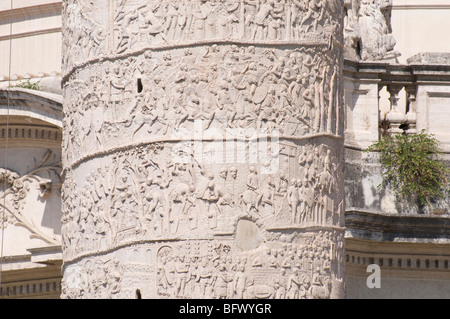 Dettaglio della Colonna di Traiano a Roma Foto Stock