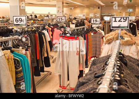 Affare abbigliamento per la vendita in uscita SuperCor di El Corte Ingles, Torremolinos, Costa del Sol, provincia di Malaga, Spagna Foto Stock